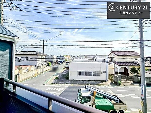 落ち着きある住宅街です!周囲には高い建物がなく、空が広く開放感があり、陽当たりを大きく遮られることもありません!気持ちの良い風が通り抜ける街並みです!