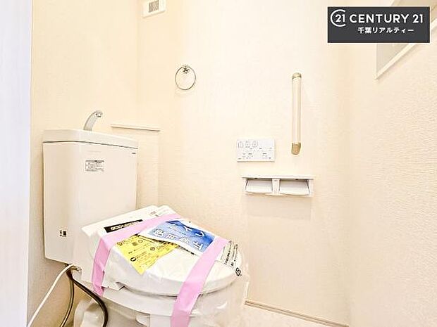 1・2階にトイレがございます!朝の忙しい時間帯も待たずにすみそうですね。白を基調とした清潔感のあるトイレでお手入れがしやすいです!