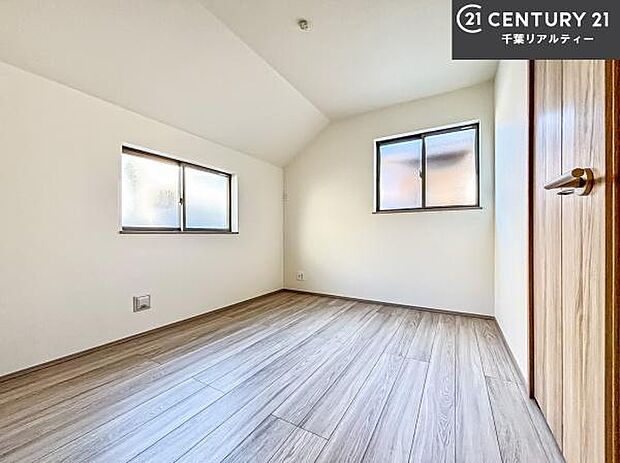 掃き出し窓がないお部屋は、お子様のお部屋としても安心です!収納スペースも充実しているので散らかったお部屋をサッと片付けられます!