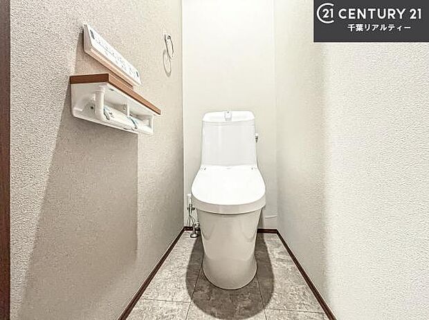 1・2階にトイレがございます！朝の忙しい時間帯も待たずにすみそうですね。白を基調とした清潔感のあるトイレでお手入れがしやすいです！