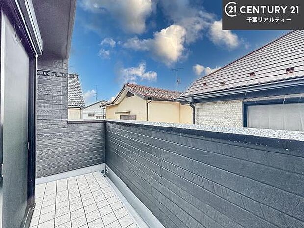陽当たりの良いバルコニーで、お洗濯物もよく乾きそうですね!お天気の良い日にはバルコニーへ出てリフレッシュするのも気持ちよさそうです。