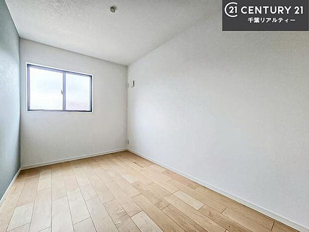 掃き出し窓がないお部屋は、お子様のお部屋としても安心です!収納スペースも充実しているので散らかったお部屋をサッと片付けられます!