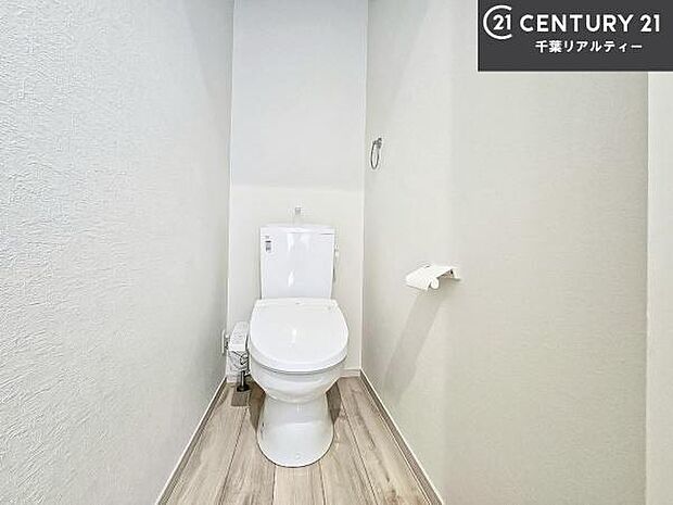 1・2階にトイレがございます!朝の忙しい時間帯も待たずにすみそうですね。白を基調とした清潔感のあるトイレでお手入れがしやすいです!