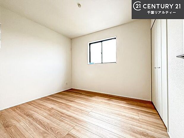 掃き出し窓がないお部屋は、お子様のお部屋としても安心です!収納スペースも充実しているので散らかったお部屋をサッと片付けられます!