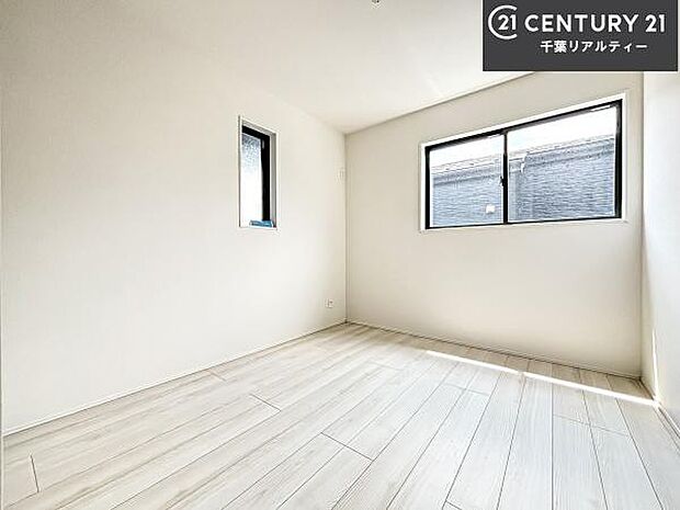 掃き出し窓がないお部屋は、お子様のお部屋としても安心です!収納スペースも充実しているので散らかったお部屋をサッと片付けられます!