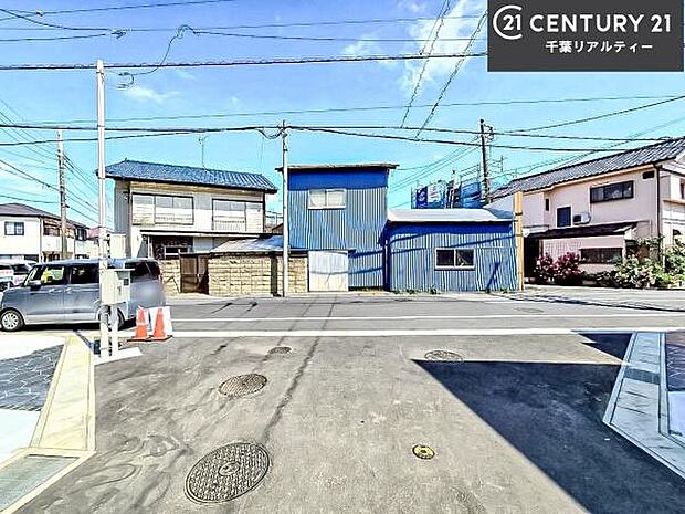 前面道路は6m!陽当り良好な立地です。車庫入れが苦手な方も安心ですね。