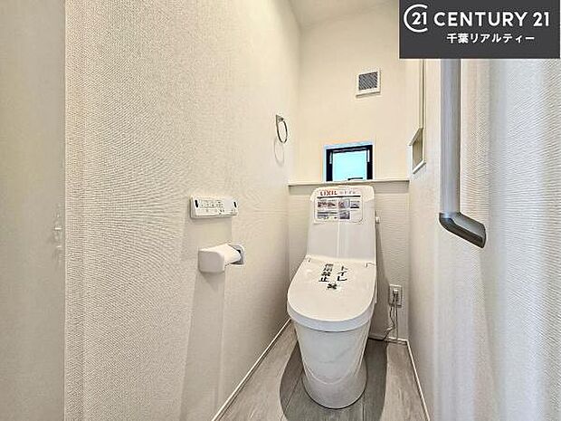清潔感のある色味のお手洗いです！さわやかでスッキリする空間です！白を基調としているので、お手入れがしやすいトイレです！