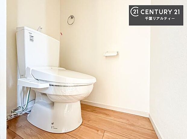 1・2階にトイレがございます!朝の忙しい時間帯も待たずにすみそうですね。白を基調とした清潔感のあるトイレでお手入れがしやすいです!