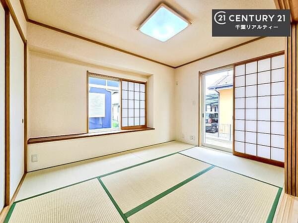 タタミの香りが安らぎを与える、リラックス空間。窓も大きく開放感のある和室となっております。日本人の心感じる「和」の空間。井草の香り漂う空間は癒しのひと時を演出してくれます！