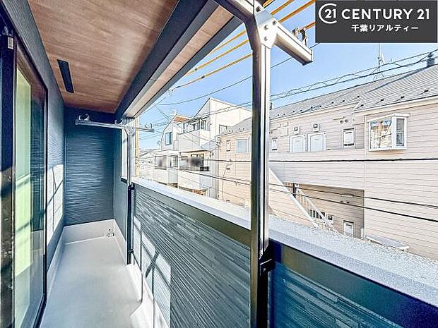 落ち着きある住宅街です!周囲には高い建物がなく、空が広く開放感があり、陽当たりを大きく遮られることもありません!気持ちの良い風が通り抜ける街並みです!