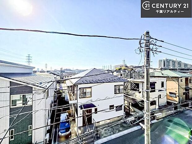 落ち着きある住宅街です!周囲には高い建物がなく、空が広く開放感があり、陽当たりを大きく遮られることもありません!気持ちの良い風が通り抜ける街並みです!