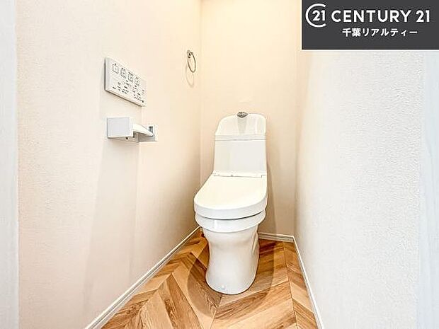 1・2階にトイレがございます!朝の忙しい時間帯も待たずにすみそうですね。白を基調とした清潔感のあるトイレでお手入れがしやすいです!