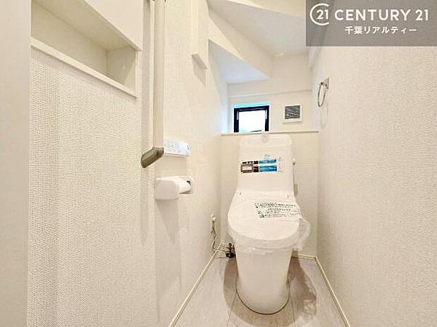 1・2階にトイレがございます!朝の忙しい時間帯も待たずにすみそうですね。白を基調とした清潔感のあるトイレでお手入れがしやすいです!