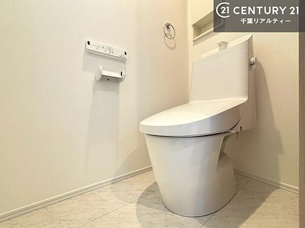 1・2階にトイレがございます!朝の忙しい時間帯も待たずにすみそうですね。白を基調とした清潔感のあるトイレでお手入れがしやすいです!