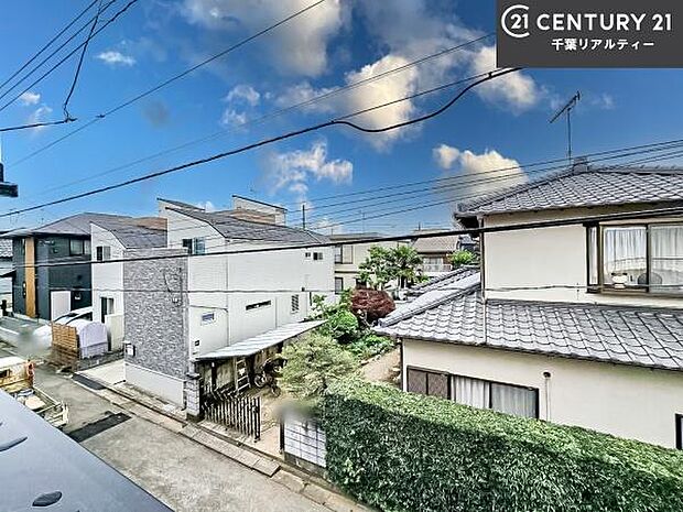 落ち着きある住宅街です!周囲には高い建物がなく、空が広く開放感があり、陽当たりを大きく遮られることもありません!気持ちの良い風が通り抜ける街並みです!
