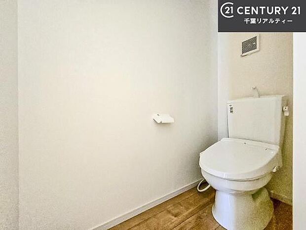 1・2階にトイレがございます!朝の忙しい時間帯も待たずにすみそうですね。白を基調とした清潔感のあるトイレでお手入れがしやすいです!