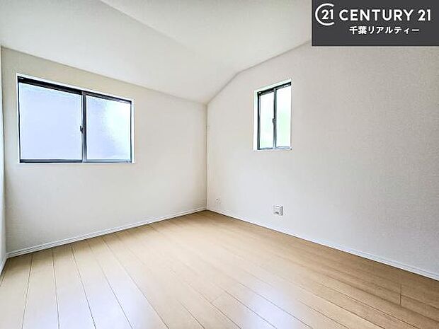 掃き出し窓がないお部屋は、お子様のお部屋としても安心です!収納スペースも充実しているので散らかったお部屋をサッと片付けられます!