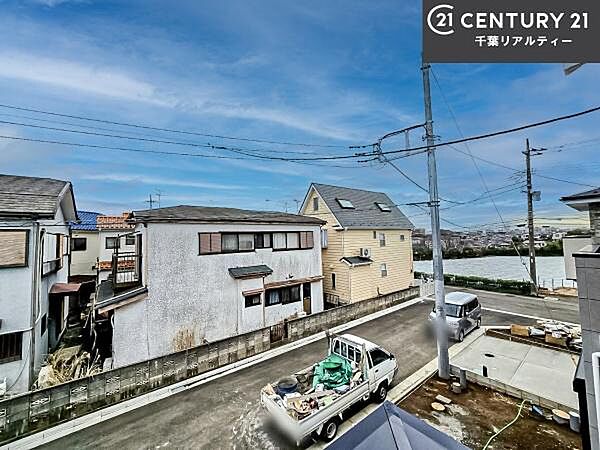 落ち着きある住宅街です！周囲には高い建物がなく、空が広く開放感があり、陽当たりを大きく遮られることもありません！気持ちの良い風が通り抜ける街並みです！
