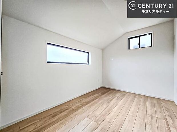 掃き出し窓がないお部屋は、お子様のお部屋としても安心です!収納スペースも充実しているので散らかったお部屋をサッと片付けられます!