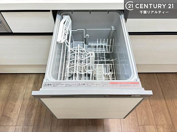 食洗機付きのキッチンです!忙しい時や手荒れ防止として大変活躍する便利な仕様です!ビルトインなのでキッチンの場所を取らず調理スペースを広く使うことが出来ます!