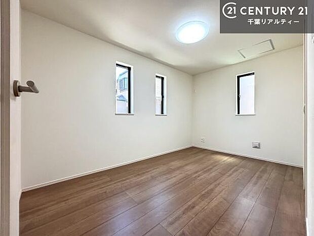 掃き出し窓がないお部屋は、お子様のお部屋としても安心です！収納スペースも充実しているので散らかったお部屋をサッと片付けられます！