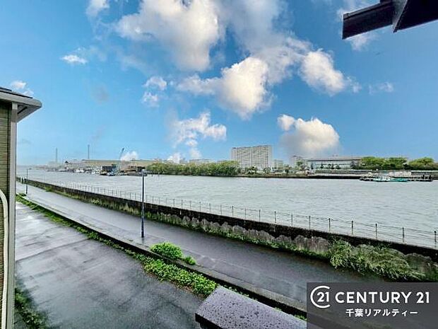 眺望良好なバルコニー。お天気のいい日にはバルコニーへでてリフレッシュするのもいいですね!周囲に高い建物がないので、陽当たりと風通しが良好です!