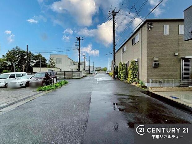 前面道路は8.3m!陽当り良好な立地です。車庫入れが苦手な方も安心ですね。