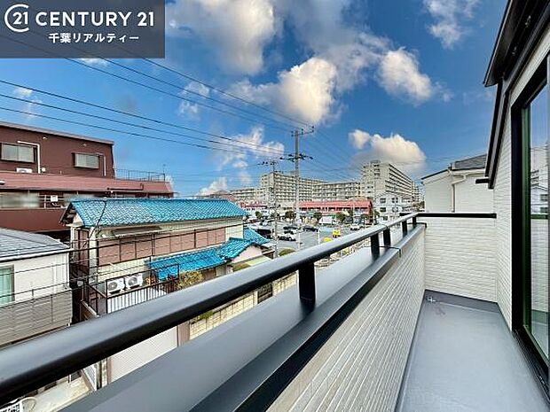 晴れた日には青い空を見渡せる開放的な時間を楽しめます。気持ちの良い風が通り抜ける街並みです！
