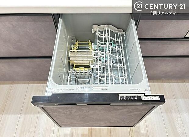 食洗機付きのキッチンです!忙しい時や手荒れ防止として大変活躍する便利な仕様です!ビルトインなのでキッチンの場所を取らず調理スペースを広く使うことが出来ます!