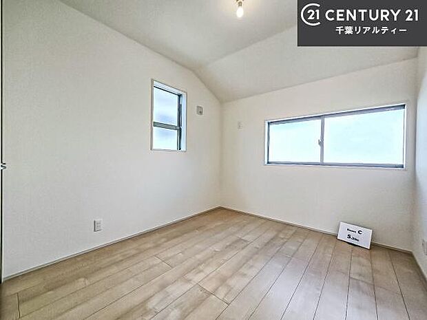 掃き出し窓がないお部屋は、お子様のお部屋としても安心です!収納スペースも充実しているので散らかったお部屋をサッと片付けられます!