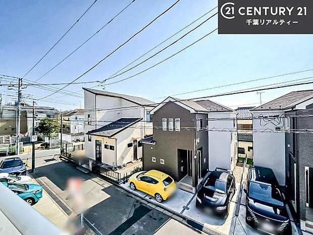 落ち着きある住宅街です！周囲には高い建物がなく、空が広く開放感があり、陽当たりを大きく遮られることもありません！気持ちの良い風が通り抜ける街並みです！