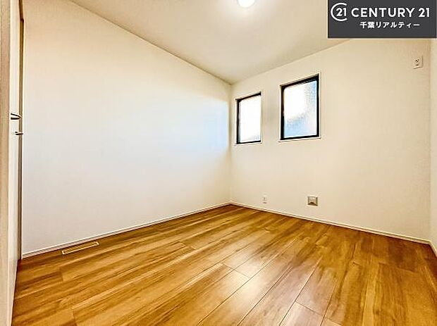 掃き出し窓がないお部屋は、お子様のお部屋としても安心です!収納スペースも充実しているので散らかったお部屋をサッと片付けられます!