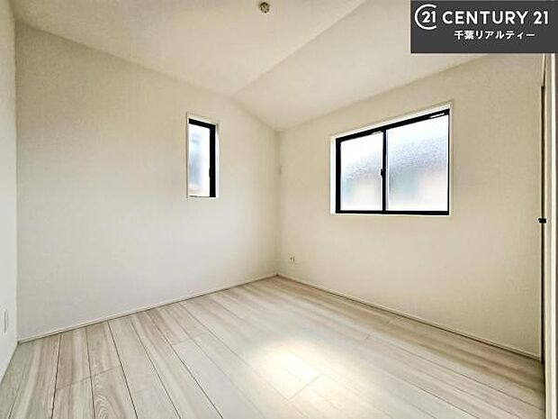 掃き出し窓がないお部屋は、お子様のお部屋としても安心です!収納スペースも充実しているので散らかったお部屋をサッと片付けられます!