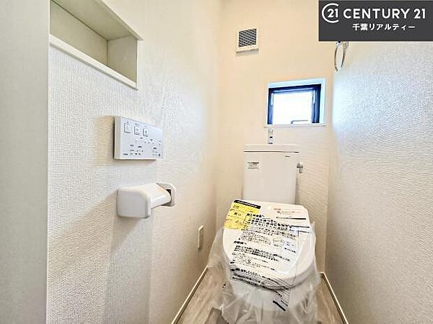 清潔感のある色味のお手洗いです!さわやかでスッキリする空間です!白を基調としているので、お手入れがしやすいトイレです!