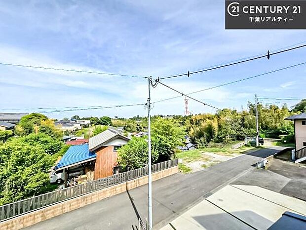 落ち着きある住宅街です!周囲には高い建物がなく、空が広く開放感があり、陽当たりを大きく遮られることもありません!気持ちの良い風が通り抜ける街並みです!