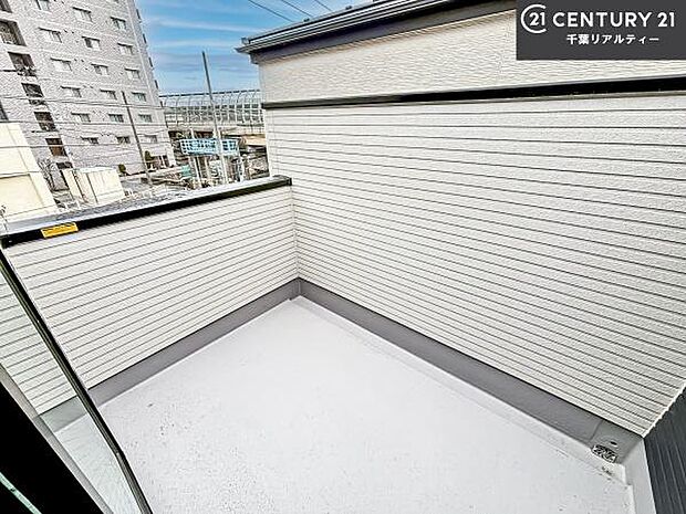 陽当たりの良いバルコニーで、お洗濯物もよく乾きそうですね!お天気の良い日にはバルコニーへ出てリフレッシュするのも気持ちよさそうです。
