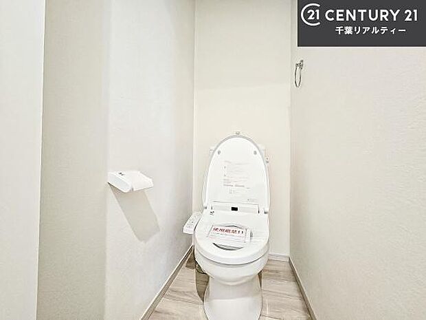 1・2階にトイレがございます！朝の忙しい時間帯も待たずにすみそうですね。白を基調とした清潔感のあるトイレでお手入れがしやすいです！