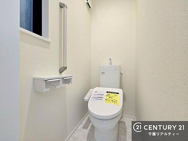 1・2階にトイレがございます!朝の忙しい時間帯も待たずにすみそうですね。白を基調とした清潔感のあるトイレでお手入れがしやすいです!