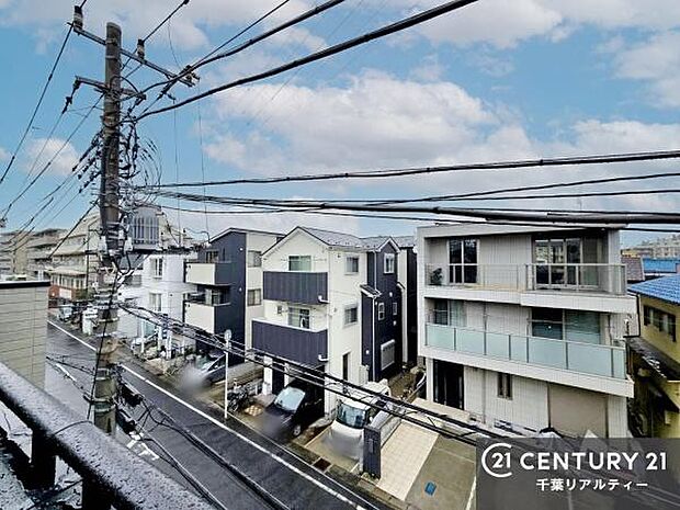 晴れた日には青い空を見渡せる開放的な時間を楽しめます。気持ちの良い風が通り抜ける街並みです!