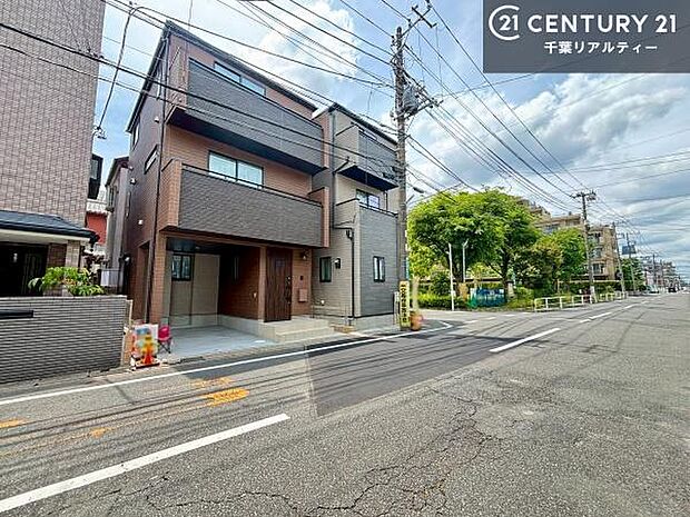 前面道路は8m!陽当り良好な立地です。車庫入れが苦手な方も安心ですね。