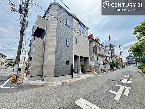 前面道路は8ｍ！陽当り良好な立地です。車庫入れが苦手な方も安心ですね。