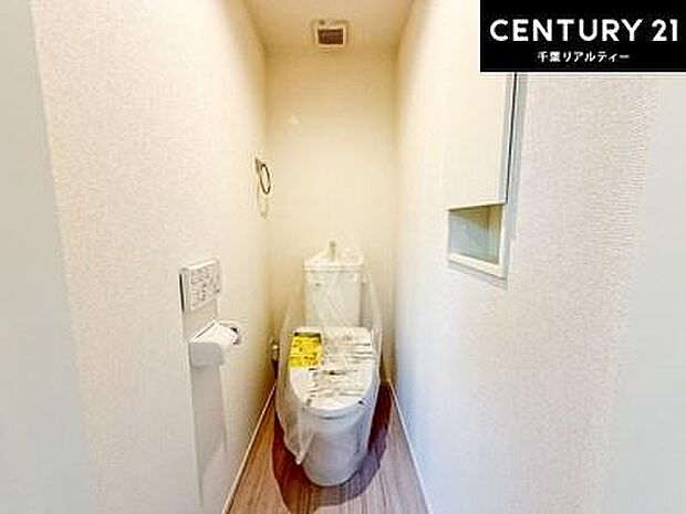 1・2階にトイレがございます！朝の忙しい時間帯も待たずにすみそうですね。白を基調とした清潔感のあるトイレでお手入れがしやすいです！