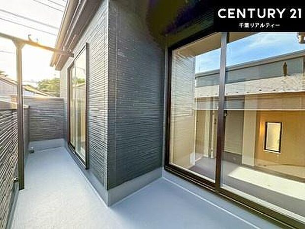 陽当たりの良いバルコニーで、お洗濯物もよく乾きそうですね!お天気の良い日にはバルコニーへ出てリフレッシュするのも気持ちよさそうです。