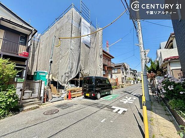 前面道路は6ｍ！陽当り良好な立地です。車庫入れが苦手な方も安心ですね。