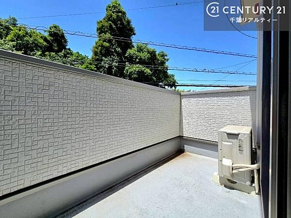 陽当たりの良いバルコニーで、お洗濯物もよく乾きそうですね！お天気の良い日にはバルコニーへ出てリフレッシュするのも気持ちよさそうです。