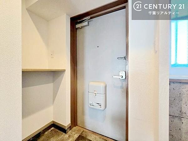 疲れて帰ってきても、ただいま！を言いたくなる、優しく迎え入れてくれる空間になっています。玄関収納たっぷり！明るく温もり溢れる玄関です！