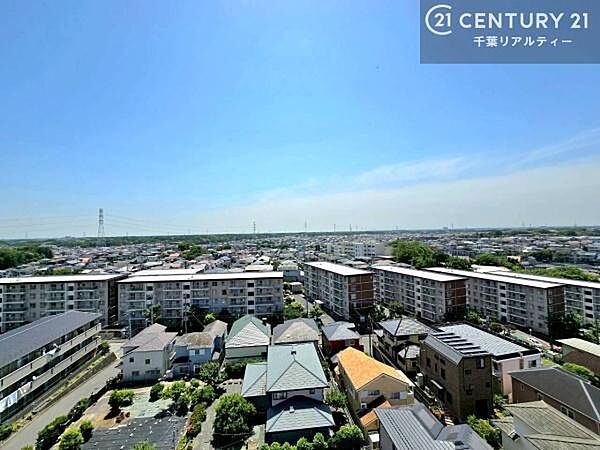 晴れた日には青い空を見渡せる開放的な時間を楽しめます。気持ちの良い風が通り抜ける街並みです！
