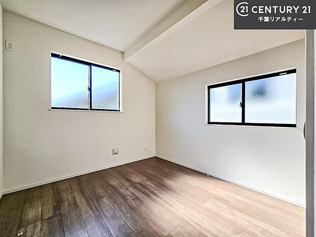 掃き出し窓がないお部屋は、お子様のお部屋としても安心です！収納スペースも充実しているので散らかったお部屋をサッと片付けられます！
