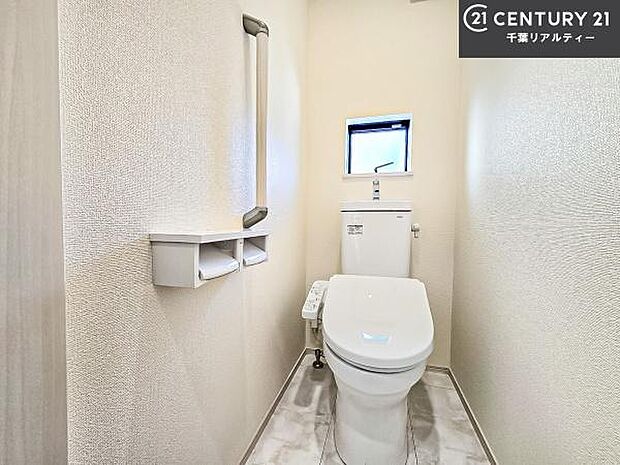 1・2階にトイレがございます！朝の忙しい時間帯も待たずにすみそうですね。白を基調とした清潔感のあるトイレでお手入れがしやすいです！