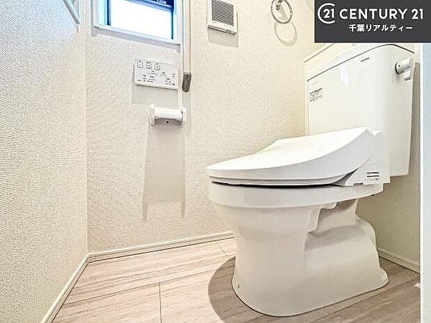 1・2階にトイレがございます!朝の忙しい時間帯も待たずにすみそうですね。白を基調とした清潔感のあるトイレでお手入れがしやすいです!